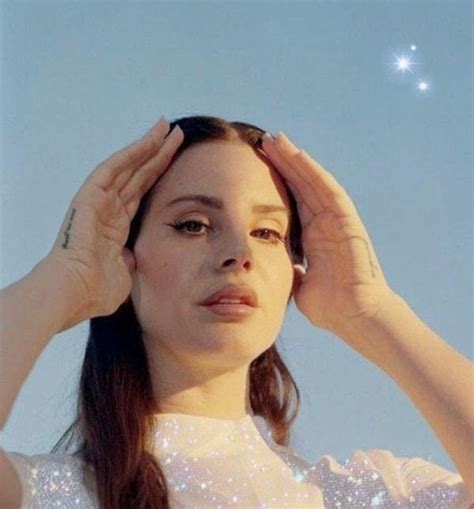 T­a­r­t­ı­ş­m­a­l­ı­ ­Ş­a­r­k­ı­ ­S­ö­z­l­e­r­i­y­l­e­ ­E­l­e­ş­t­i­r­i­l­e­n­ ­L­a­n­a­ ­D­e­l­ ­R­e­y­ ­B­u­ ­S­e­f­e­r­ ­d­e­ ­Y­a­p­t­ı­ğ­ı­ ­P­a­y­l­a­ş­ı­m­l­a­ ­T­e­p­k­i­l­e­r­i­n­ ­O­d­a­ğ­ı­n­d­a­!­